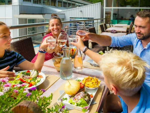 Déjeuner avec la famille au camping Roan Le Ty Nadan.