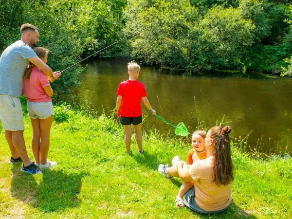 La famille pêche au camping Roan Le Ty Nadan.