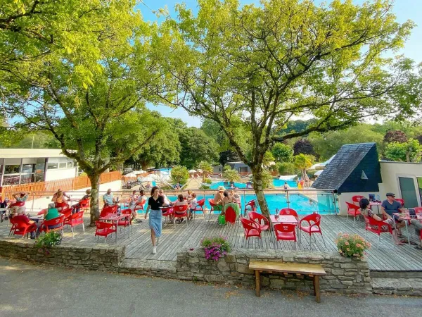 Terrasse au bord de la piscine du camping Roan Le Ty Nadan.