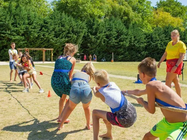 Lutte à la corde au camping Roan de Galaure.