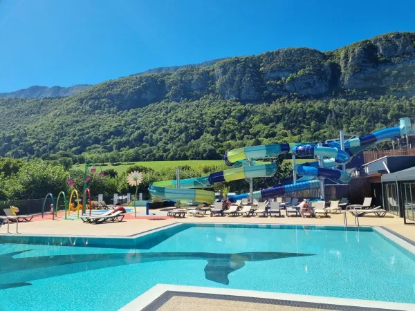 Piscine avec toboggans au camping Roan L'Ideal.