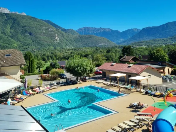 La piscine principale du camping Roan L'Ideal.