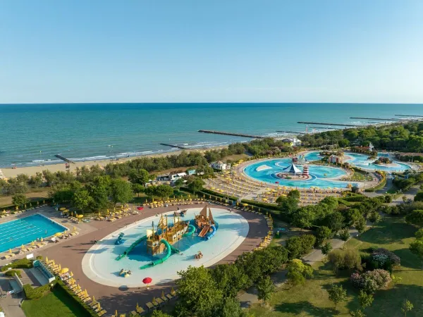 Vue d'ensemble de la piscine du camping Roan Pra'delle Torri.