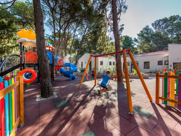 Aire de jeux colorée au camping Roan de Cikat.