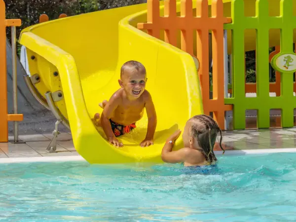 Un enfant glisse sur le toboggan du camping Roan Rubicone.