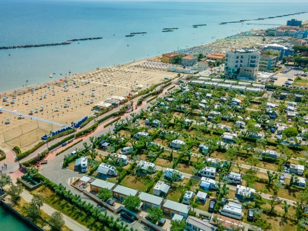 Vue d'ensemble du camping et de la plage au Roan camping Rubicone.