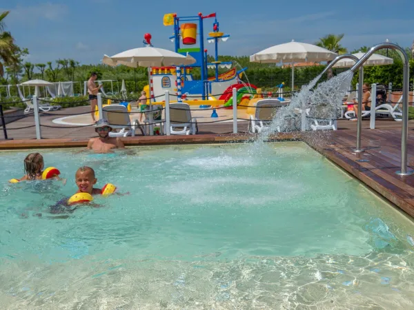 Piscine avec aire de jeux d'eau au camping Roan Rubicone.