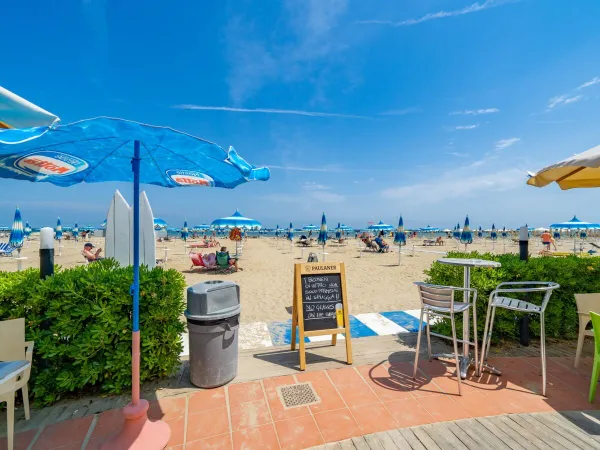 Terrasses sur la plage du camping Roan Rubicone.