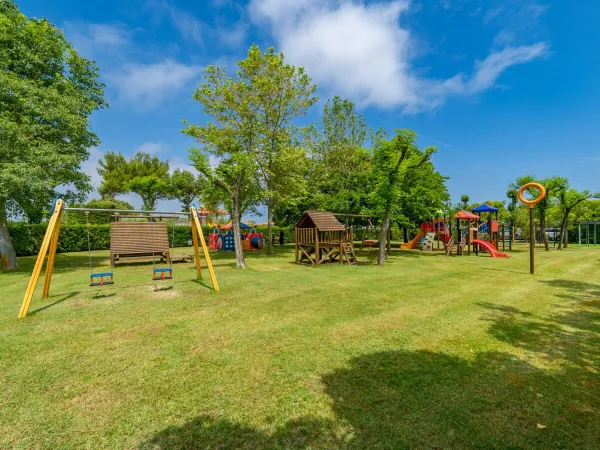 Belle aire de jeux au camping Roan Rubicone.