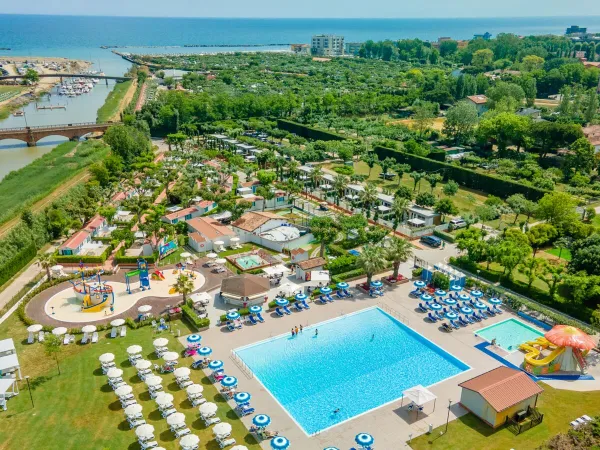 Aperçu du camping et de la piscine du Roan camping Rubicone.