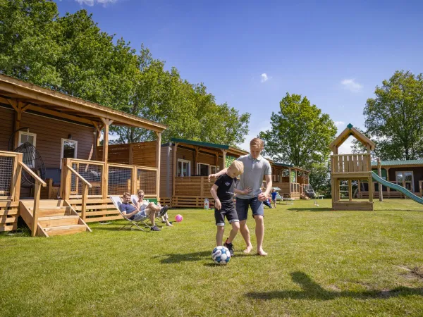 Enfants jouant près de l'hébergement Roan au camping Marvilla Parks Friese Meren.