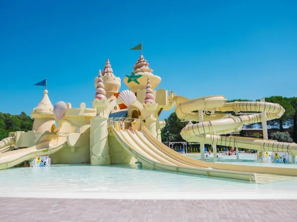 Aire de jeux du château au camping Roan Le Capanne.