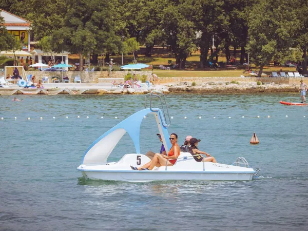 Pédalos sur la plage du camping Roan à Umag.