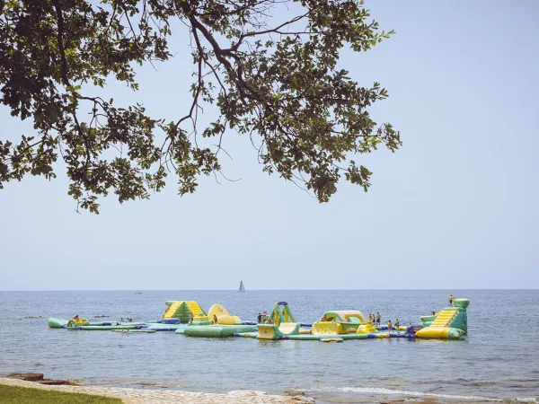 Coussins d'air dans la mer au Roan camping Park Umag.