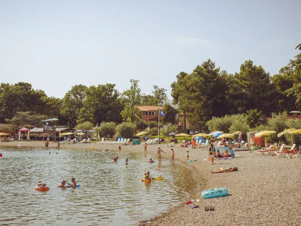 Plage de galets à proximité du camping Roan Stella Maris.