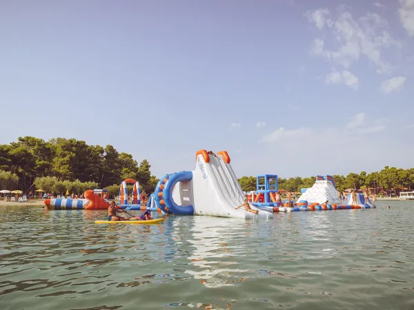 Coussins d'air dans la mer au camping Roan Stella Maris.