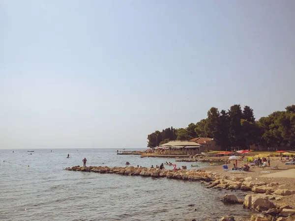 Plage de galets à proximité du camping Roan Stella Maris.