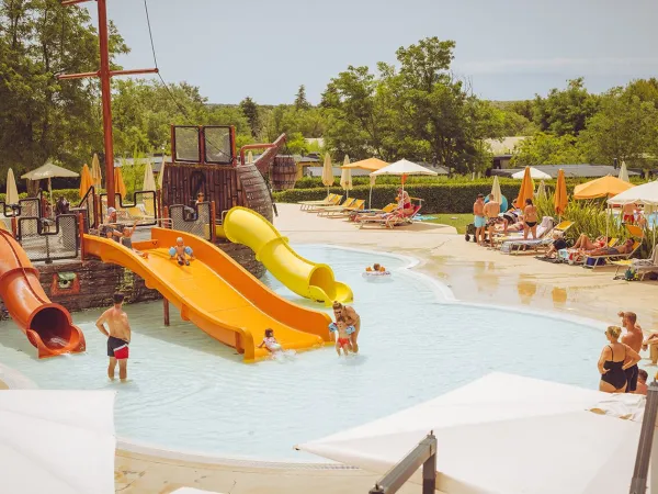 Bateau pirate avec toboggans au camping Roan Lanterna.