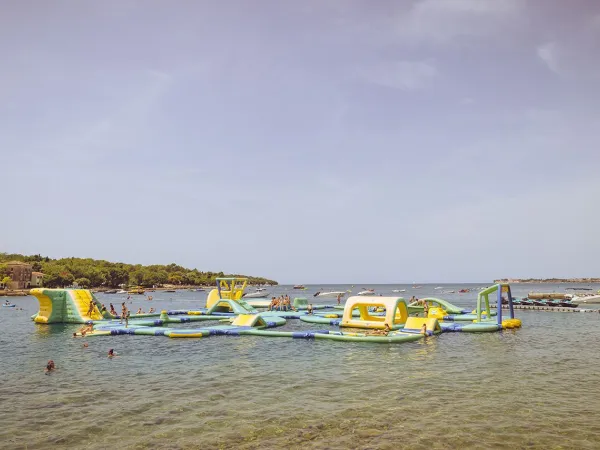 Jeux d'eau dans la mer au camping Roan Lanterna.