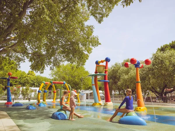 Aire de jeux pour enfants au camping Roan Zelena Laguna.