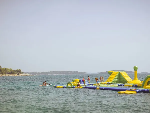 Coussin sauteur d'eau au camping Roan Zelena Laguna.