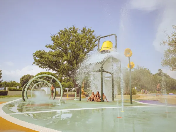 Aire de jeux d'eau au camping Roan Polari.