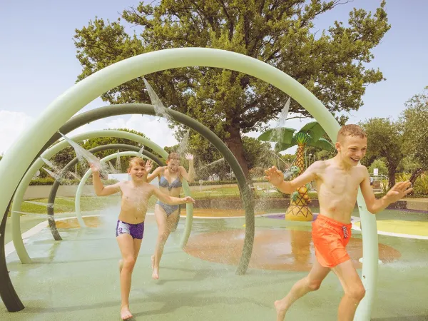 Enfants jouant au camping Roan Polari.