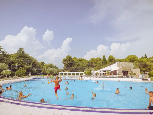 Piscine animée au camping Roan Polari.