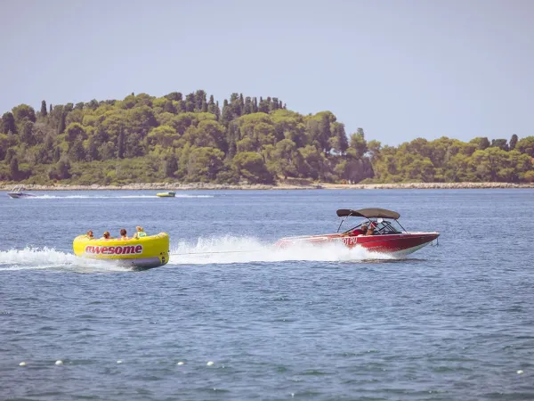 Plaisirs aquatiques au camping Roan Bi Village.