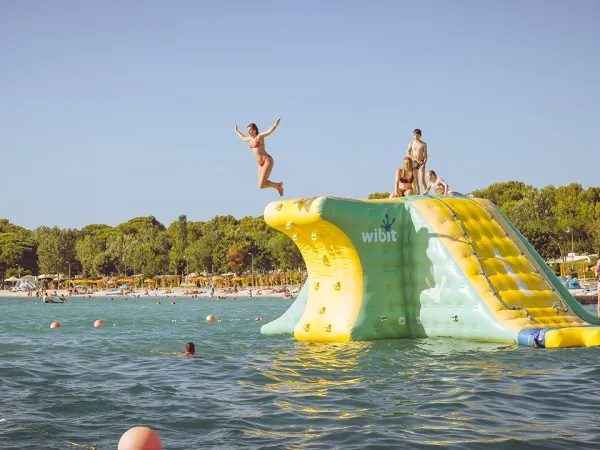 Château gonflable à eau au camping Roan Bi Village.