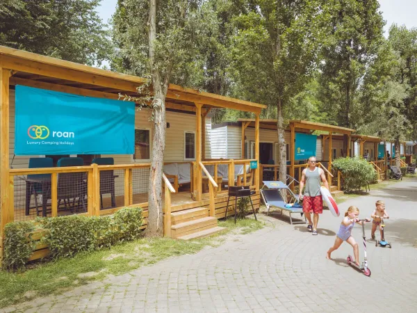 Premium Lounge mobile homes street au Roan camping hu Altomincio village.