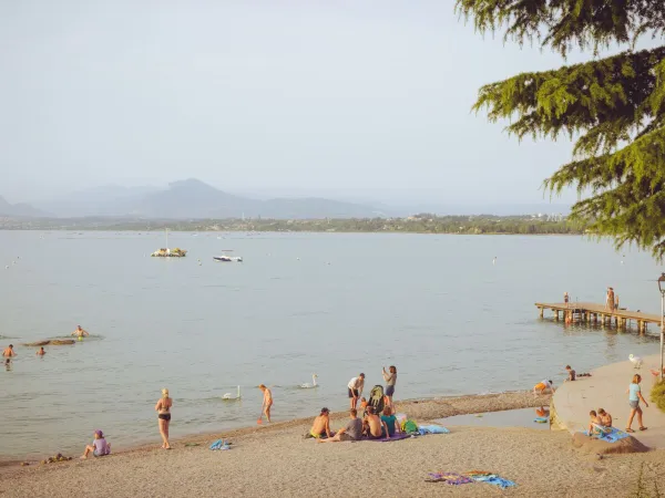 Plage au bord du lac au camping Roan Bella Italia.