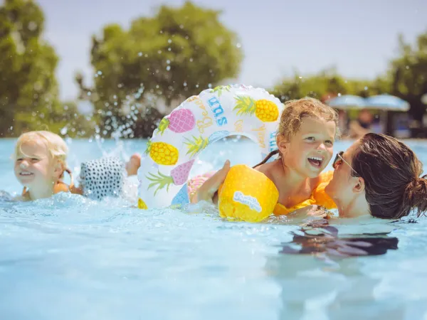 Plaisir familial dans la piscine du camping Roan Piantelle.