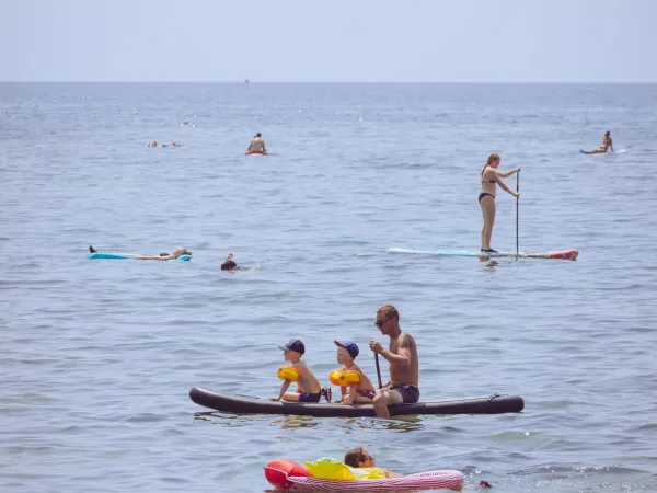 Sports nautiques sur la plage du camping Roan Stella Maris.