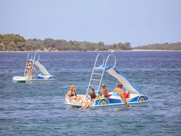 Pédalos sur la plage du camping Roan Stella Maris.