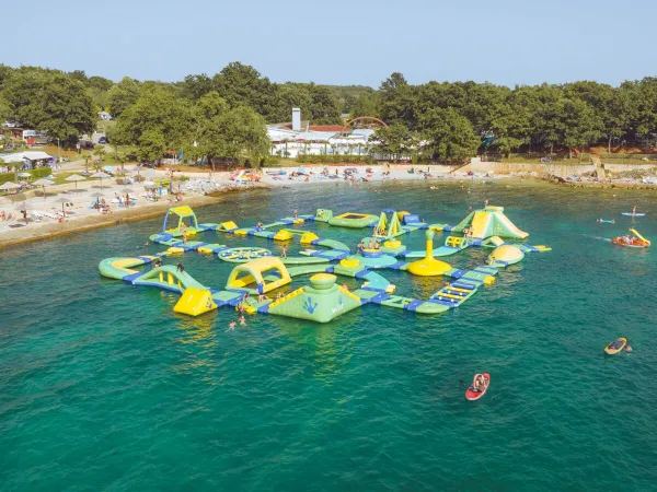 Aire de jeux aquatiques dans la mer au camping Roan Bijela Uvala.