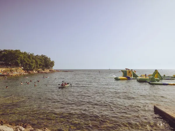 La mer avec le coussin d'eau au camping Roan Bijela Uvala.