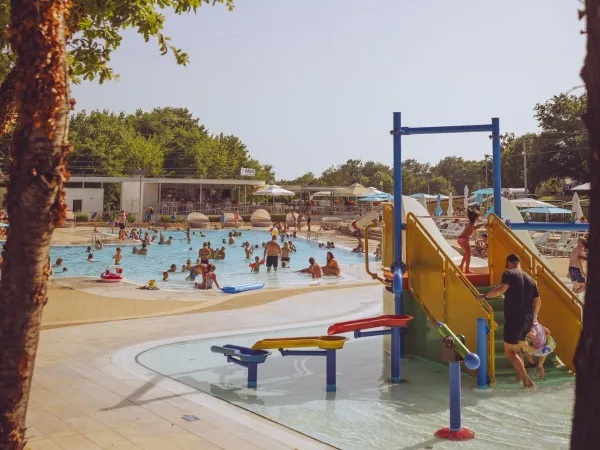 Piscine avec aire de jeux d'eau dans la zone H du camping Roan Bijela Uvala.