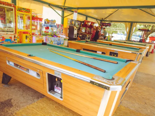 Tables de billard et machines à sous au camping Roan de Bijela Uvala.