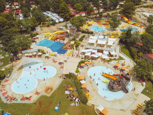 Vue d'ensemble du complexe de piscines du camping Roan Lanterna.