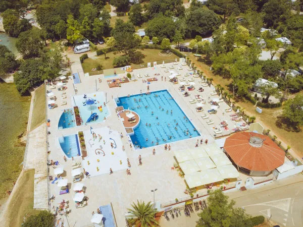 Piscine et aire de jeux aquatiques au camping Roan Lanterna.