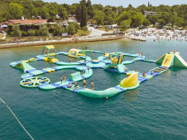 Jeux d'eau dans la mer au camping Roan Lanterna.