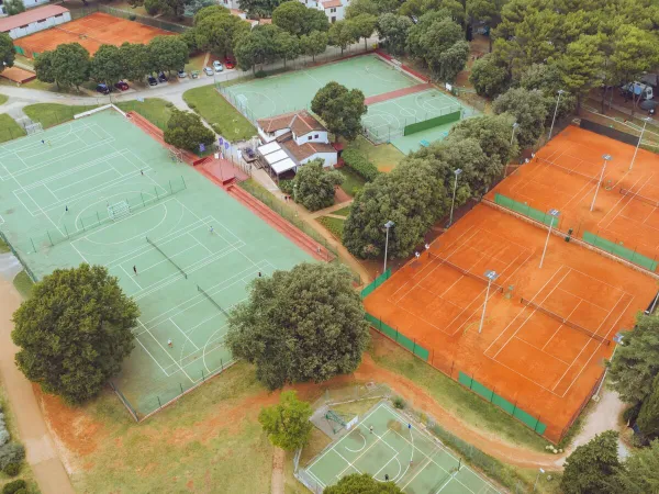 Courts de tennis au camping Roan Polari.