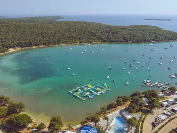 Prise de vue par drone du lac du camping Roan Vestar.