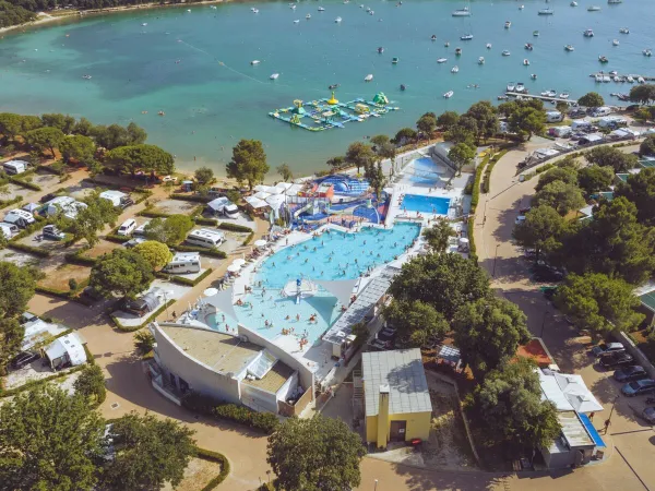 Prise de vue par drone de la piscine du camping Roan Vestar.