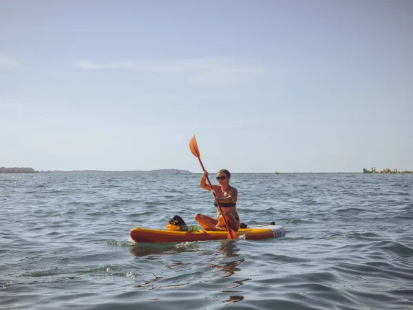 Canoë dans la mer au camping Roan Valkanela.