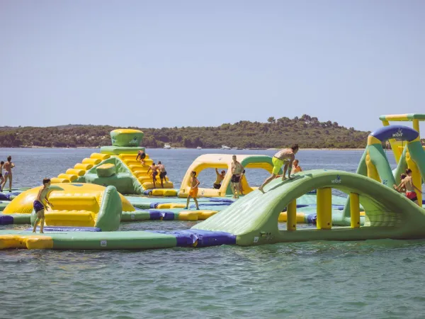 Aires de jeux aquatiques au camping Roan Valkanela.