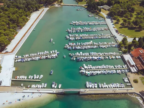 Port à côté du camping Roan Bi Village.