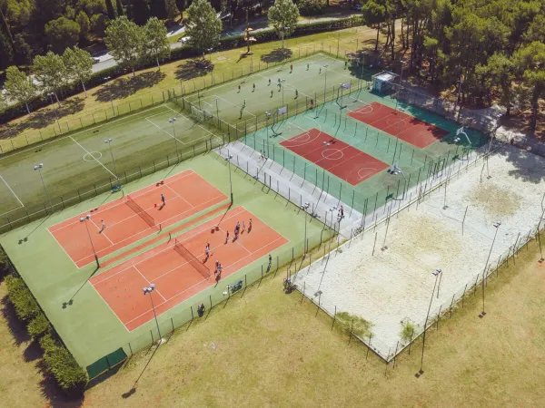Terrains de tennis et de football au camping Roan Bi Village.