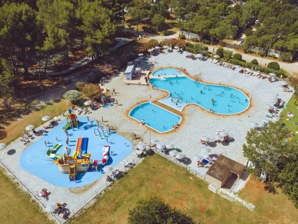 Vue d'ensemble de la piscine du camping Roan Bi Village.